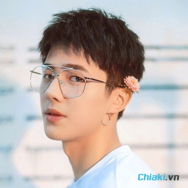 Tóc layer nam đeo kính